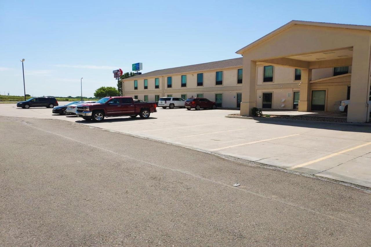Mcpherson Inn By Oyo, I-135 McPherson Exterior foto